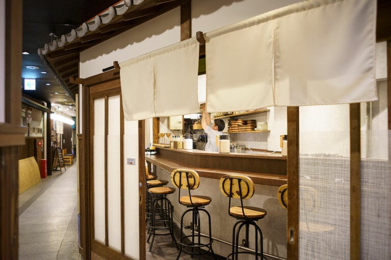 祇園の古い雑居ビルの地下一階。週末の昼は行列も。