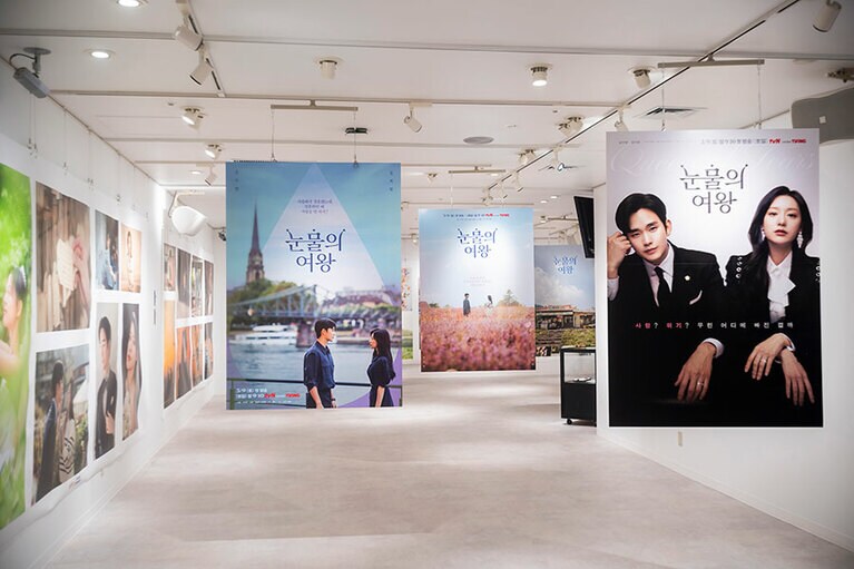 会場には名シーンが蘇る特大ポスターが並ぶ。