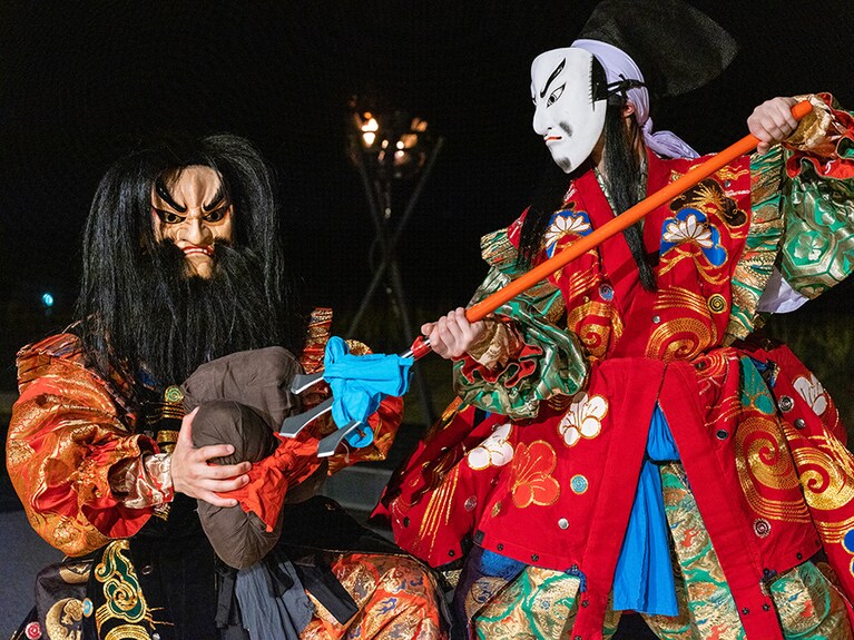 界 出雲では、宿から車で10分ほどの稲佐の浜が舞台の演目「国譲り」を披露。出雲の国をかけて、大国主大神（おおくにぬしのおおかみ）と、天照大御神（あまてらすおおみかみ）の遣い神が力比べをする勇壮なストーリーで、出雲大社の起源を知る貴重な体験となります。