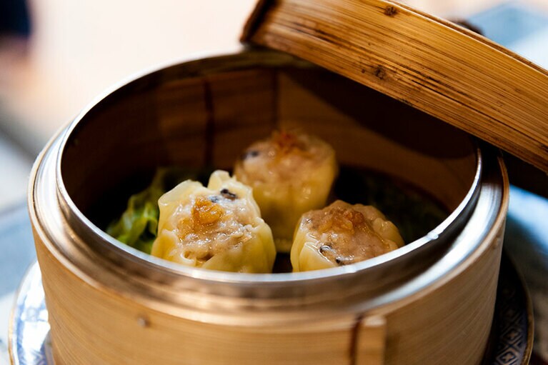 「広東風シュウマイ(3個)」420円。上にちょこんと乗っているのは、具材入りタイプのXO醤だそう。