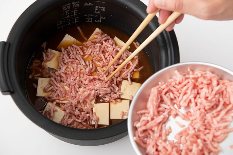 「献立もラクラク 炊飯器におまかせおかず」より。