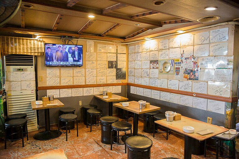 店内の壁には著名人のサインがずらり。