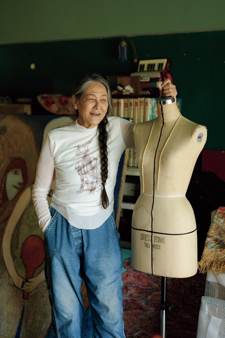 自作の絵画やオブジェ、さまざまな画材などが並ぶ順子さんのアトリエ。愛犬の「ビスケット」、コーンスネークの「さゆり」が同居する。風通しがよく、なんとも居心地がいい。