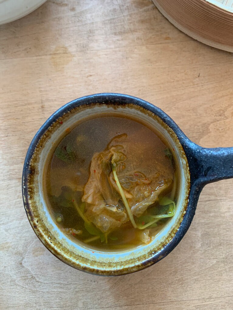 今回南インドの味噌汁とされるラッサムという料理を発見した。トマトと玉ねぎだけのスープで、スパイスをたくさんいれる。タマリンドのかわりに梅干しをいれてみたら、これがおいしかった。そこにアレンジして白菜や豆苗もいれてみた。