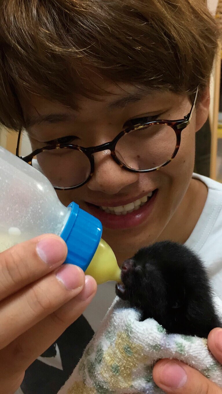 哺乳瓶と最初のミルクは保護団体のおばちゃんがくれました。『保護ネコに幸せにしてもらった僕の推しネコ活』（主婦の友社）より