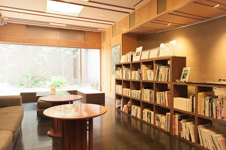 早朝6時から夜遅く23時まで開放されているトラベルライブラリー(12～15時は閉室)。本のセレクトも思わず読みたくなるものばかり。