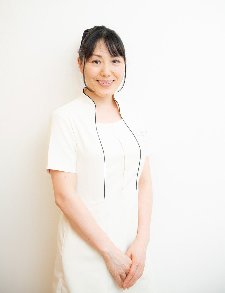 詫摩明子さん。「口腔内エステ」は、歯科医・小川恵子式デンタルエステを直接師事した他、様々な手技を勉強して生み出したオリジナル。