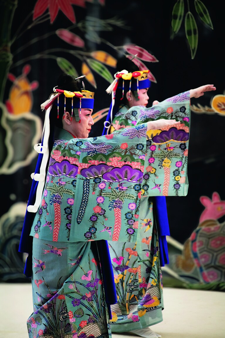 華やかな琉装の舞踊も見どころ。