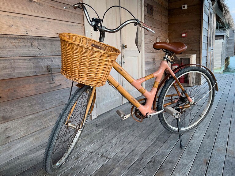 小さな島ながらボードウォークが長いので、移動は自転車で。海に落ちないよう注意して！