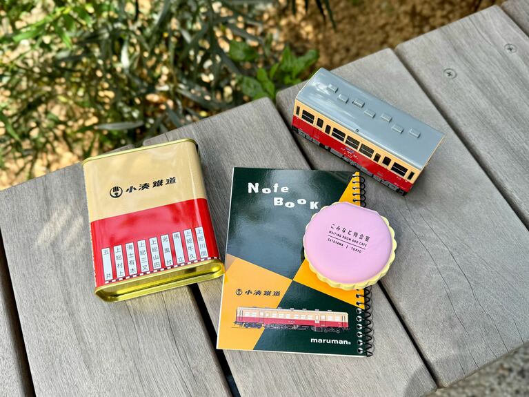店内で購入できる小湊鉄道グッズがかわいい！　旅のお供に嬉しいサクマ製菓コラボのドロップ、日常使いできるノートや付箋。たくさんあるオリジナルグッズの中で、一番人気は小湊鐵道キハ200形のサウンドトレイン。