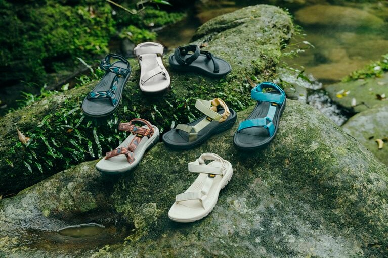 メンズはArchive Wings Black/Tan、Vapor Blue、Larkspur、Blackの4カラー。ウィメンズはArchive Wings Blooming Dahlia、Birch、Pastel Multi、Black、Sesameの5カラー展開。その他、OSHMAN'S限定のカラーも。