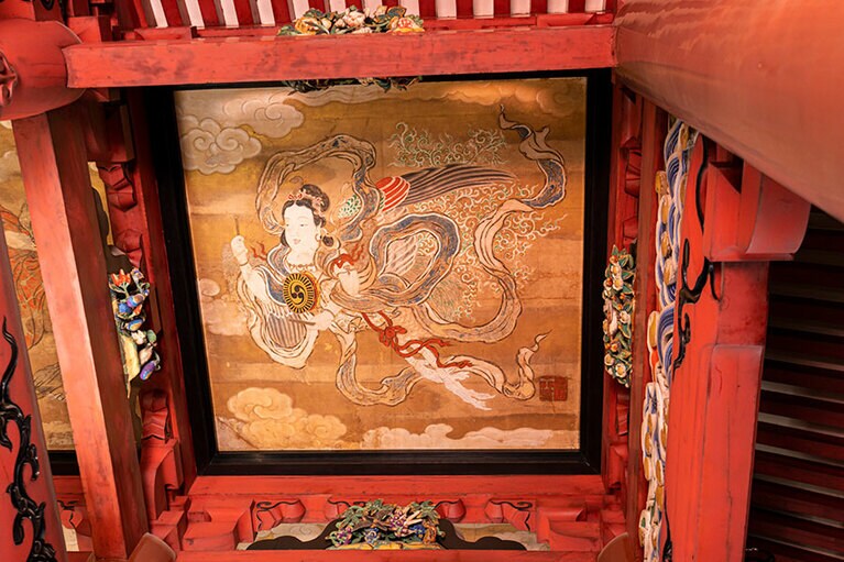 経年劣化を感じさせずディテールまで美しい天女の天井絵。