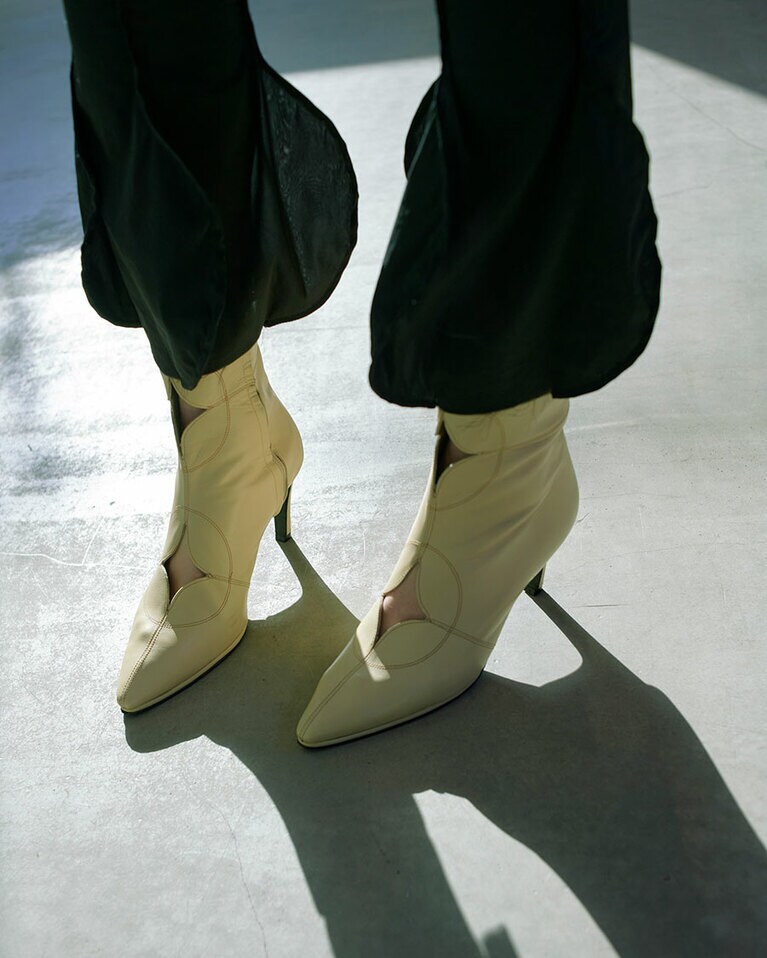 “VISTA” 66,000円。 COLOR：BEIGE　SIZE：23cm、24cm、25cm　HEEL：7cm。