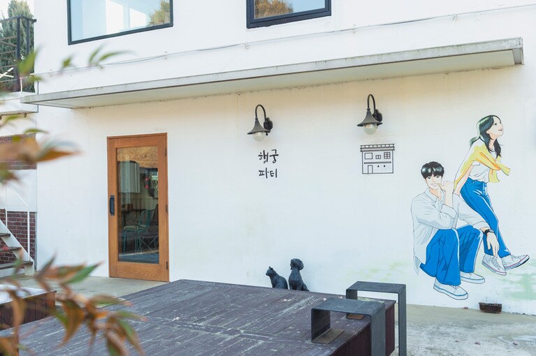 人気ドラマ『その年、私たちは』のロケ地。主人公ふたりのイラストは撮影後に描かれたもの。