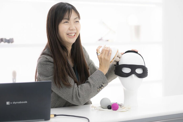 「目元のお悩みには、眼輪筋や側頭筋を意識するといいですよ」と、井上さん。