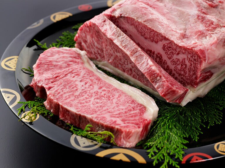 極上の旨みが詰まった名産・但馬牛は、ステーキやすきやきなどで。