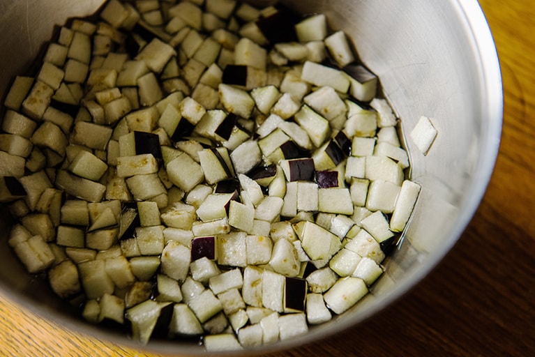 なすは刻んだ後に、塩水に10分ほど漬けてアクをとります。