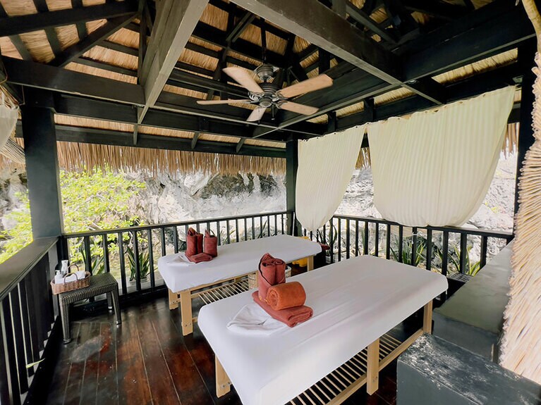 島内にはスパもあって、トリートメントルームはオープンエアの屋外またはエアコン付きの屋内から選ぶことができる。こちらは水上コテージの先端にある屋外のほう。波の音がBGMだ。