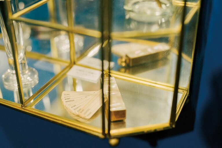 その時のテーマに合わせて、オーナーの私物を中心に展示。