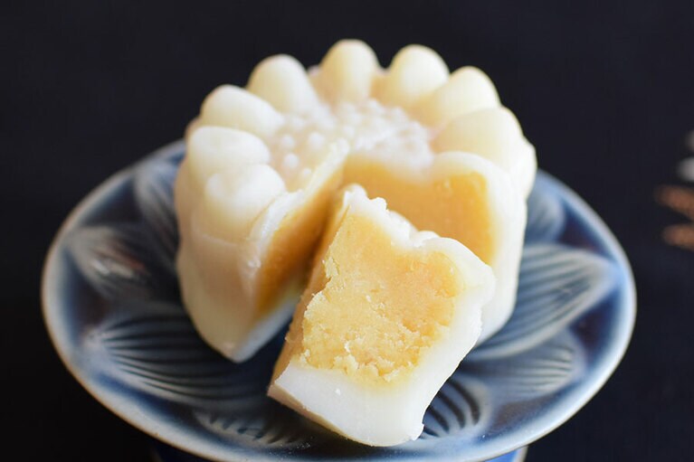 緑豆餡入りの月餅。まろやかな甘みと栗のようにほくほくした舌ざわりが特徴。どちらもサイズは直径5センチ程度と小ぶりなので、1個ペロッと食べられる。