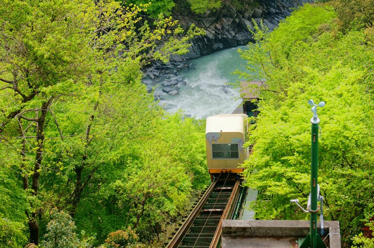 和の宿 ホテル祖谷温泉［徳島／祖谷温泉］祖谷川沿いの露天風呂へはケーブルカーで下る。