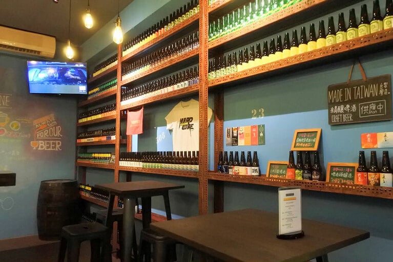 店内はカウンター席とテーブル席合わせて約30席ほど。