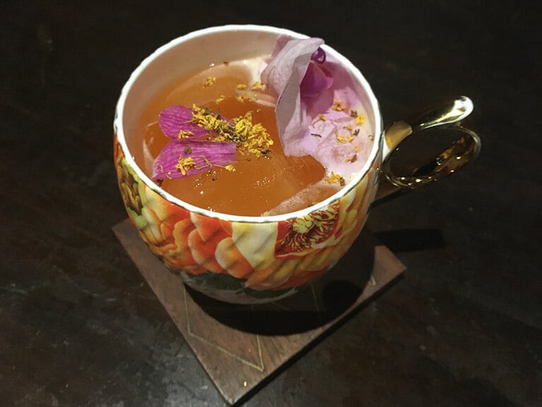 The Four Beautiesはドライエディブルフラワーで彩られた華やかなティーカクテル。