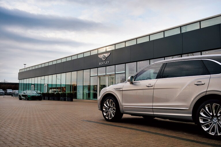 クルーはベントレー社の本拠地として1946年からすべてのモデルを製造している町。車のインテリアのほとんどが手作業であり、従業員は地元の人々が多く、トレーニングを受けて高い技術を習得している。サステナブルな要素も取り入れられ、顧客向けに3Dによる体験型ファクトリーツアーも実施。