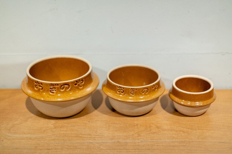 有楽町「荻野屋 弦」で使用される大中小サイズの素焼き釜。