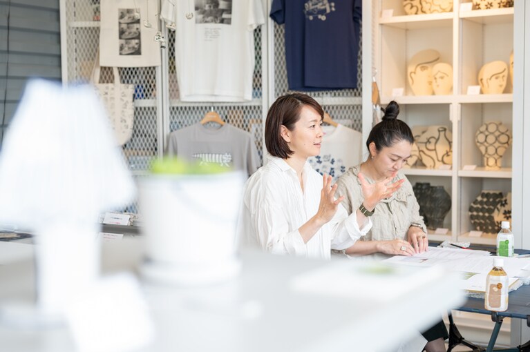 トンカチの勝木悠香理さん（左）と佐々木美香さん（右）。