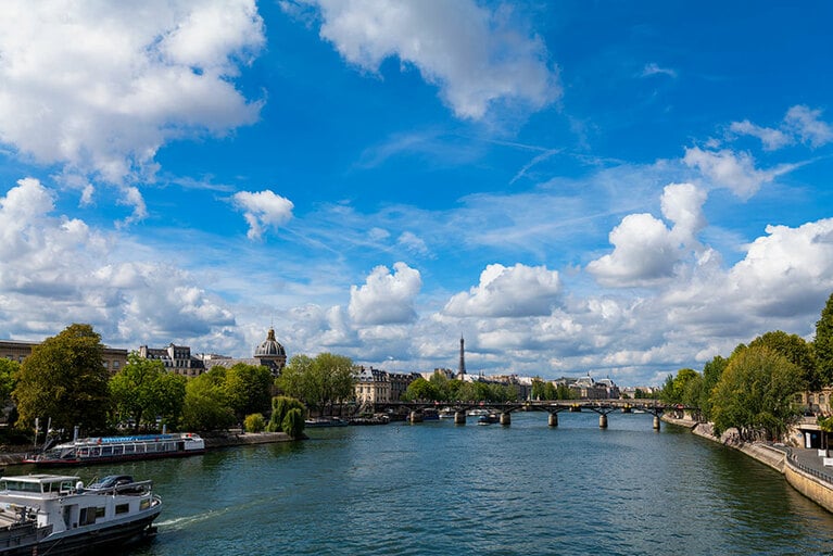 壮麗なセーヌ川右岸の建物を眺める。