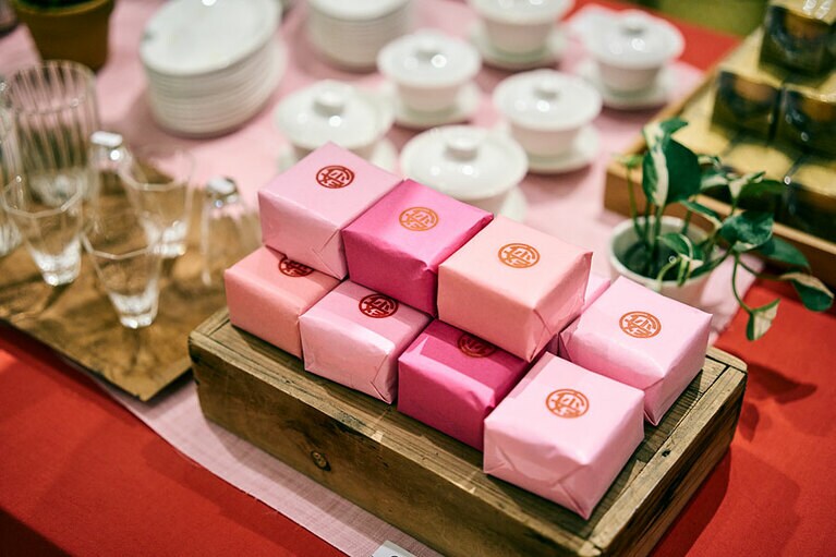 東方美人茶と同じ製法でつくった驚くほど甘い香りのする紅烏龍茶（310元）。