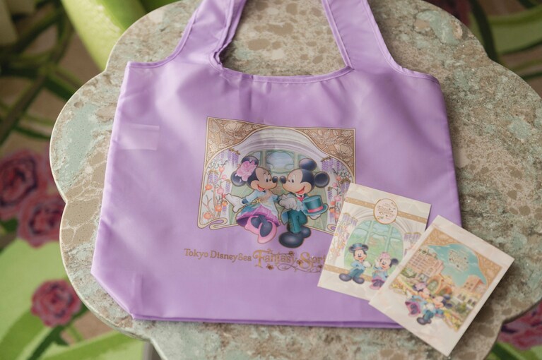 お土産のエコバッグも藤色