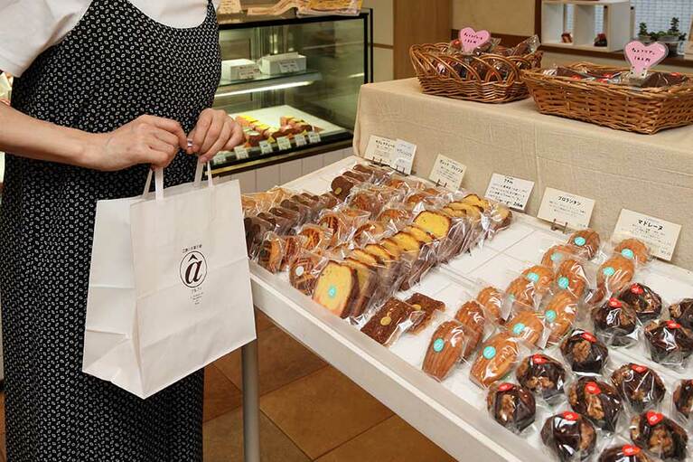 【パティスリーアルファ】焼きモンブランだけではなくケーキや焼き菓子も高評価。マドレーヌやガレットなどの本格焼き菓子も並び、中でもたっぷりのチョコレートが口の中でほろりと溶けるブラウニーが人気。