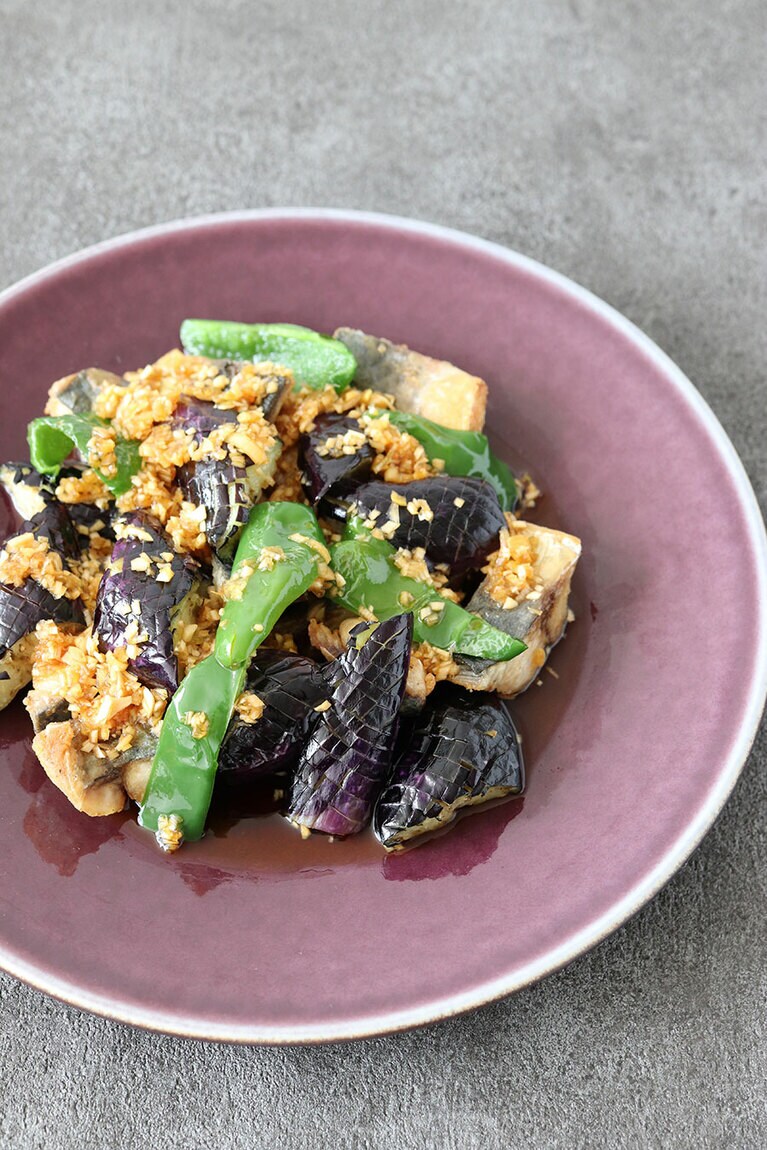 写真左から、なすと魚のねぎダレ、大根餅。中華の料理が映える色合い。Photo：Yumiko Yoshinuma