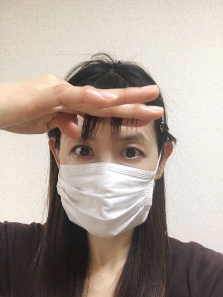 少ない前髪を持ちながら、更にすいていく。