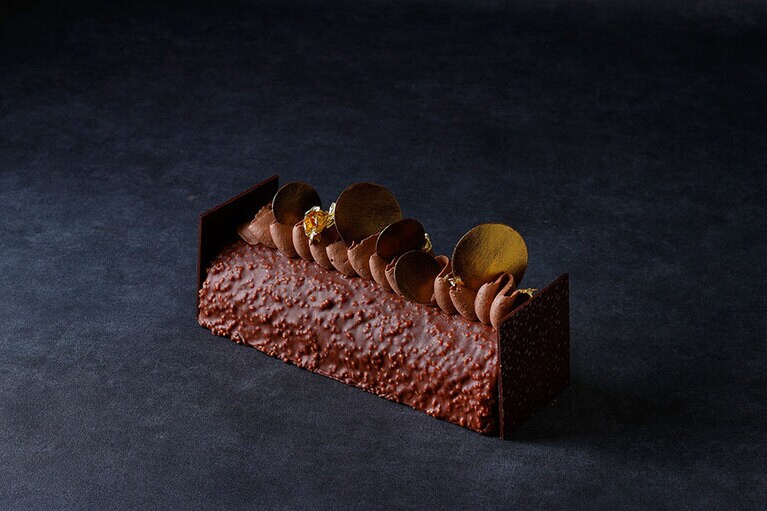 パレスホテル東京「ビュッシュ ド ノエル」（限定50個 22cm×7cm、高さ8.5cm／8,000円）。