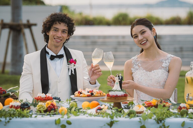大切な人たちに祝福されながら、ホテルのガーデンでパーティ。