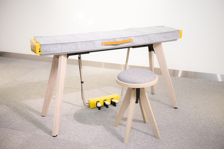 CRASH GATEと共同開発されたピアノ椅子と合わせてトータルコーディネートを楽しめる。