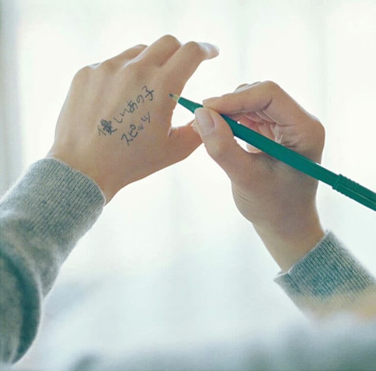 2019年6月19日リリース42ndシングル「優しいあの子」。私は買い物のとき、絶対忘れたらいけないものを手の甲にメモるときがあるので、なんだか親近感……。