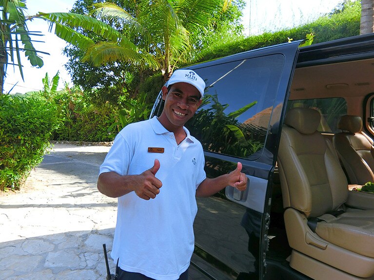 私の部屋についてくれたバトラーのTinus。郷土愛溢れる、知的でフレンドリーなスンバ人。