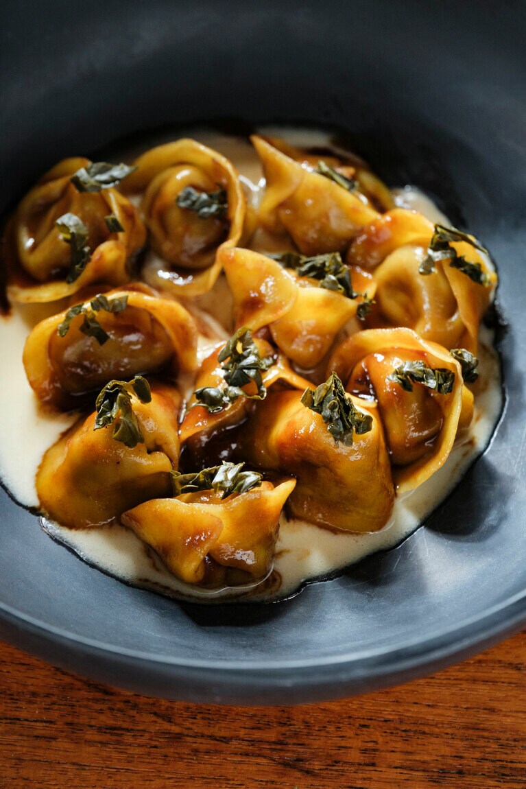 “牛肉の煮込みのラビオリ、ブルブランソース”26ユーロ。