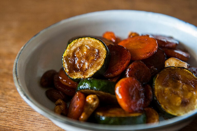 ズッキーニとナッツのきんぴら。