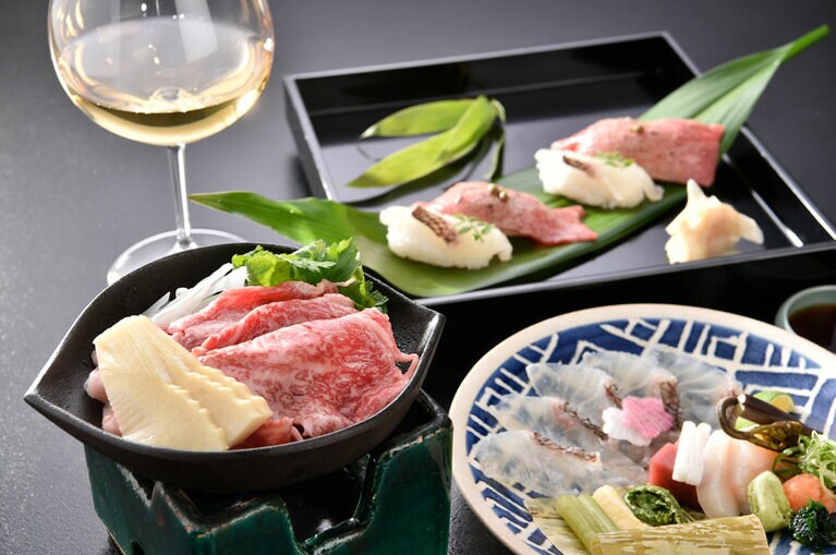 夕食には、丹波牛などの名産食材がふんだん。