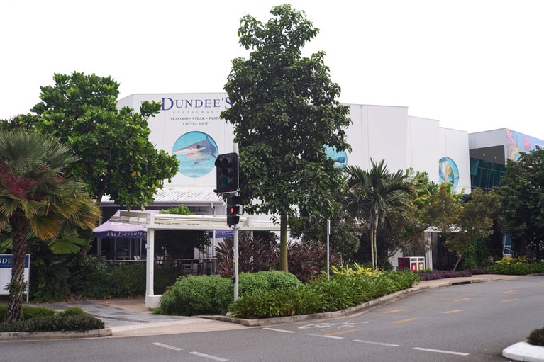 水族館の隣にある。