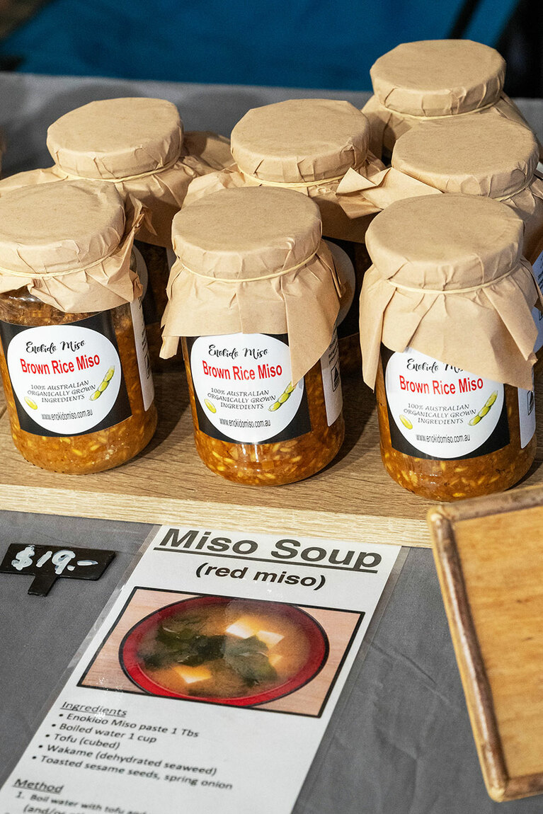 古着屋さんなどのほか、地元作家のアート作品や工芸品の屋台なども出店。なかには、シドニーで作っているオーガニック味噌なども。／Kirribilli Markets（キリビリ・マーケット）