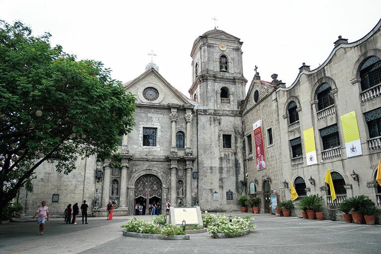 1606年創設、フィリピン最古の石造り教会、サン・アグスチン教会。イントラムロスで唯一第二次世界大戦の災禍を逃れ、内部には壮麗な装飾が広がる。