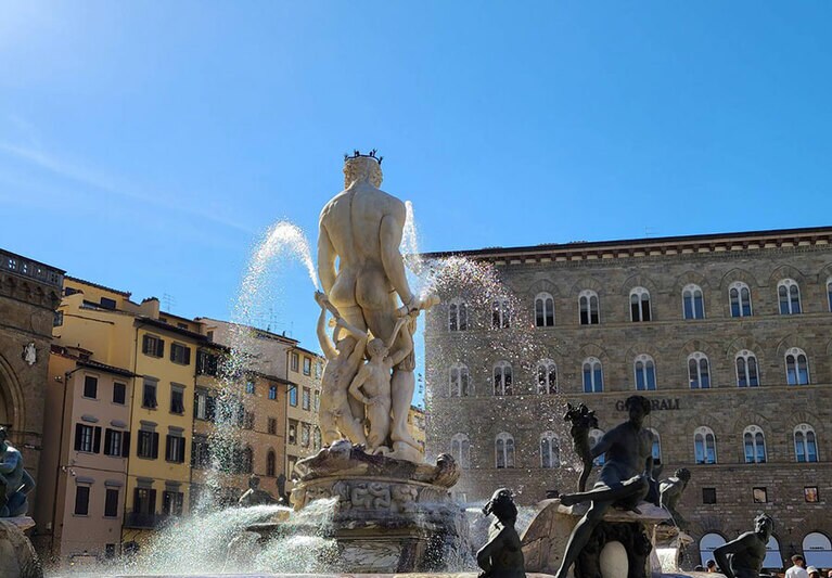 どの街にもある（いる？）ネプチューン像。水があるだけで少しは涼しげな気持ちになれる。