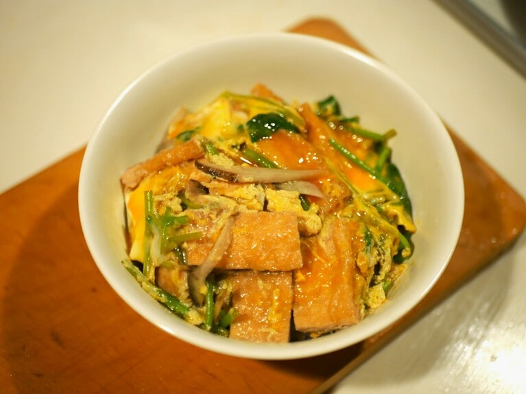初めて作ったという「ごぼう入りのきつね丼」。