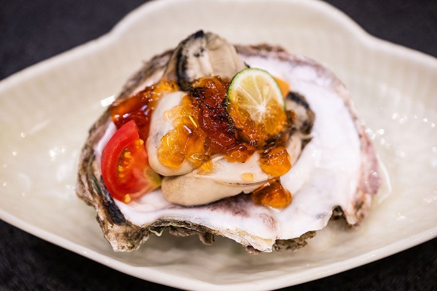 真野湾と加茂湖で養殖が行われている牡蠣は佐渡名物。プリプリ肉厚の牡蠣はコース料理で味わえることも。
